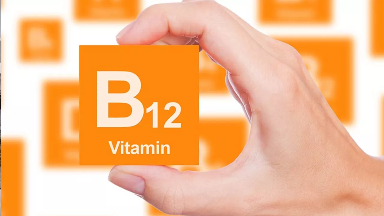 Vitamin B-12 Deficiency: सर्दियों में विटामिन बी-12 की कमी से बालों पर दिखते हैं ये लक्षण