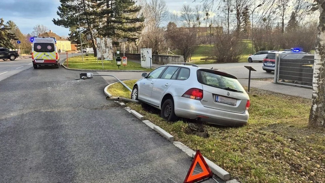 Autofahrer prallte gegen Straßenlaterne