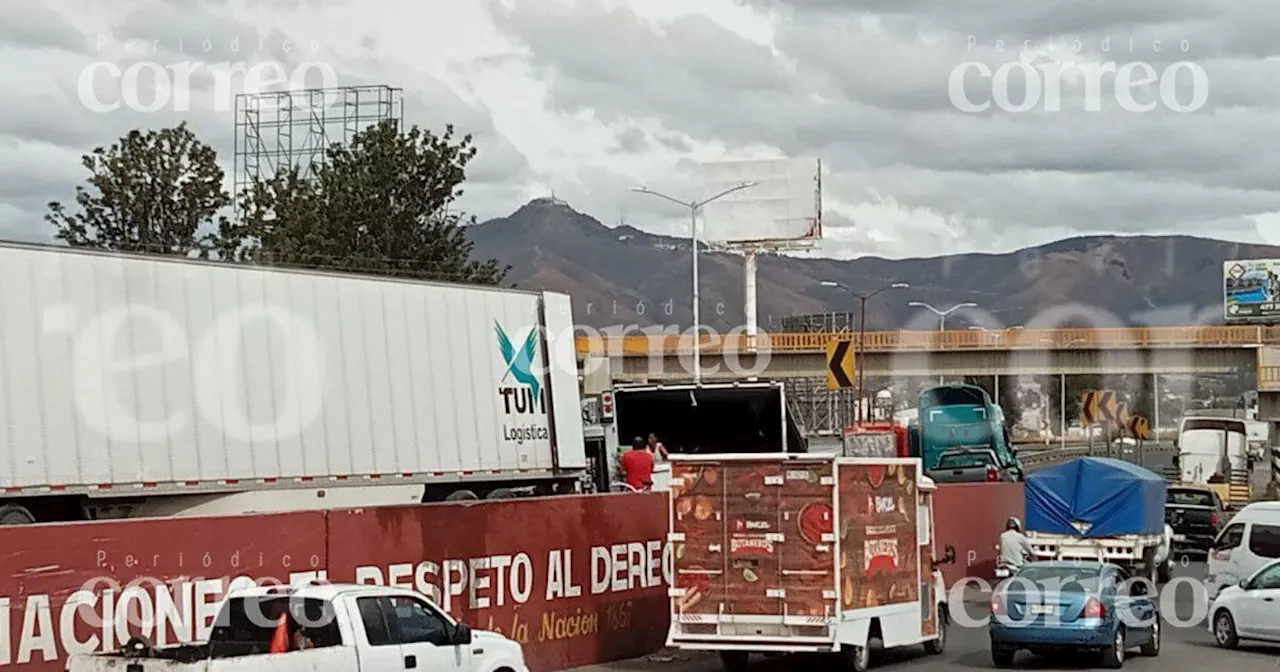 Tráiler se vuelca en la carretera León-Silao