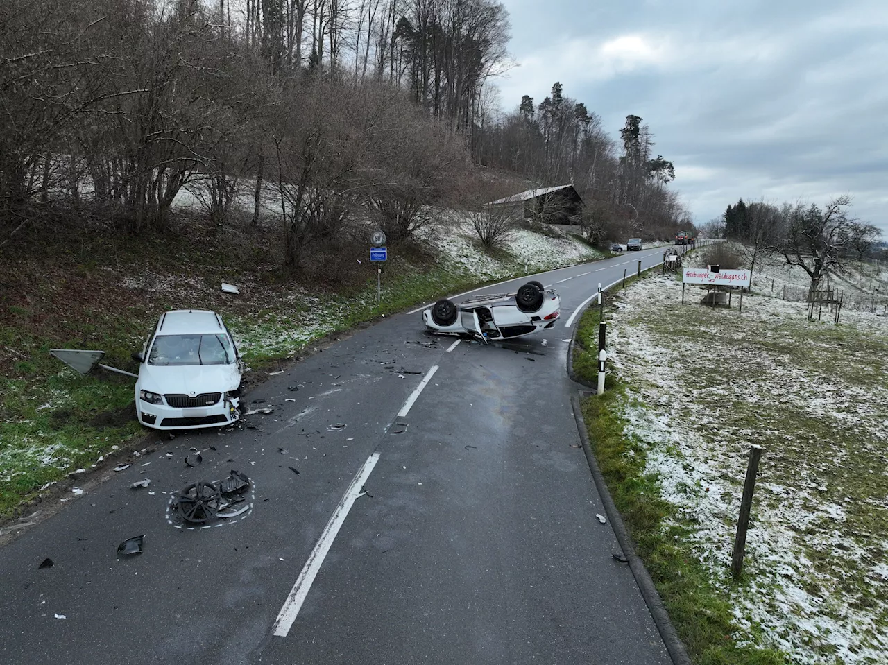 Courlevon FR: Crash zwischen zwei Autos – drei Personen verletzt