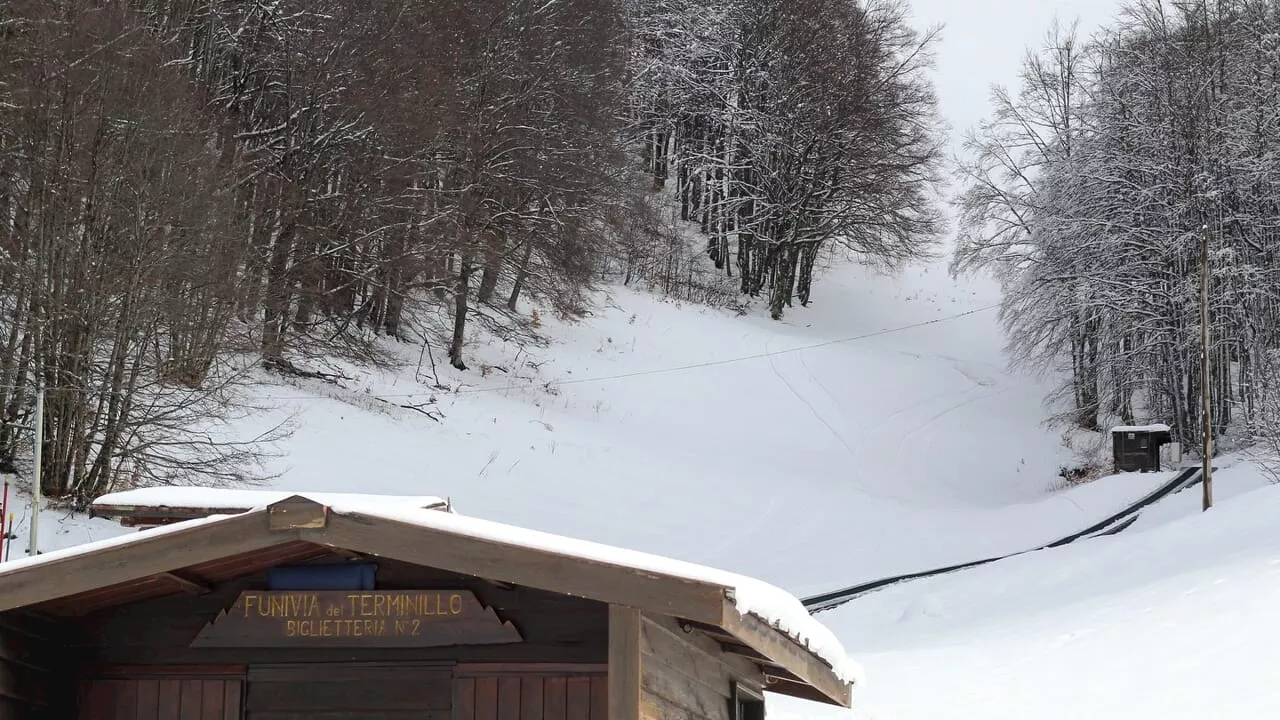 Neve sulle montagne dei romani: parte la stagione sciistica