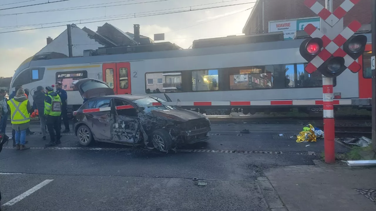 Un train percute une voiture à Wavre: un blessé, le trafic ferroviaire perturbé