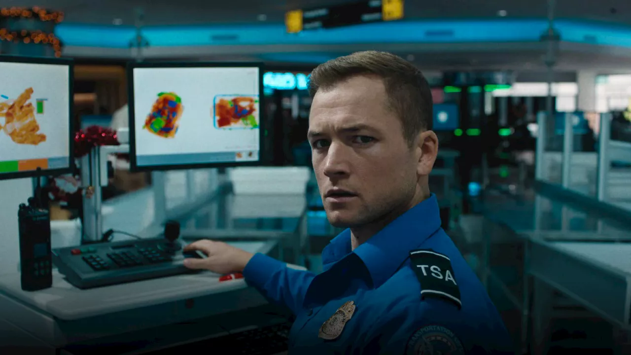 ‘Equipaje de mano’: La única condición de Taron Egerton para hacer una secuela de la nueva película de Navidad número 1 de Netflix