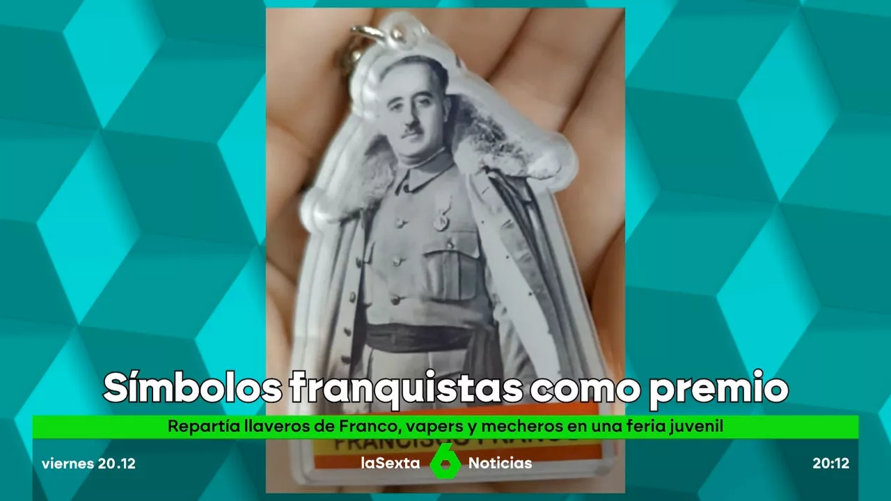 Reparten llaveros de Franco como 'premio' en la tómbola de una feria de ocio juvenil en Jerez de la Fr