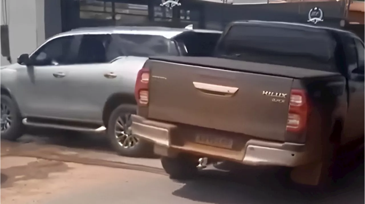 Potret Fortuner Beri Pelajaran Etika pada Hilux yang Bandel, Ini Videonya