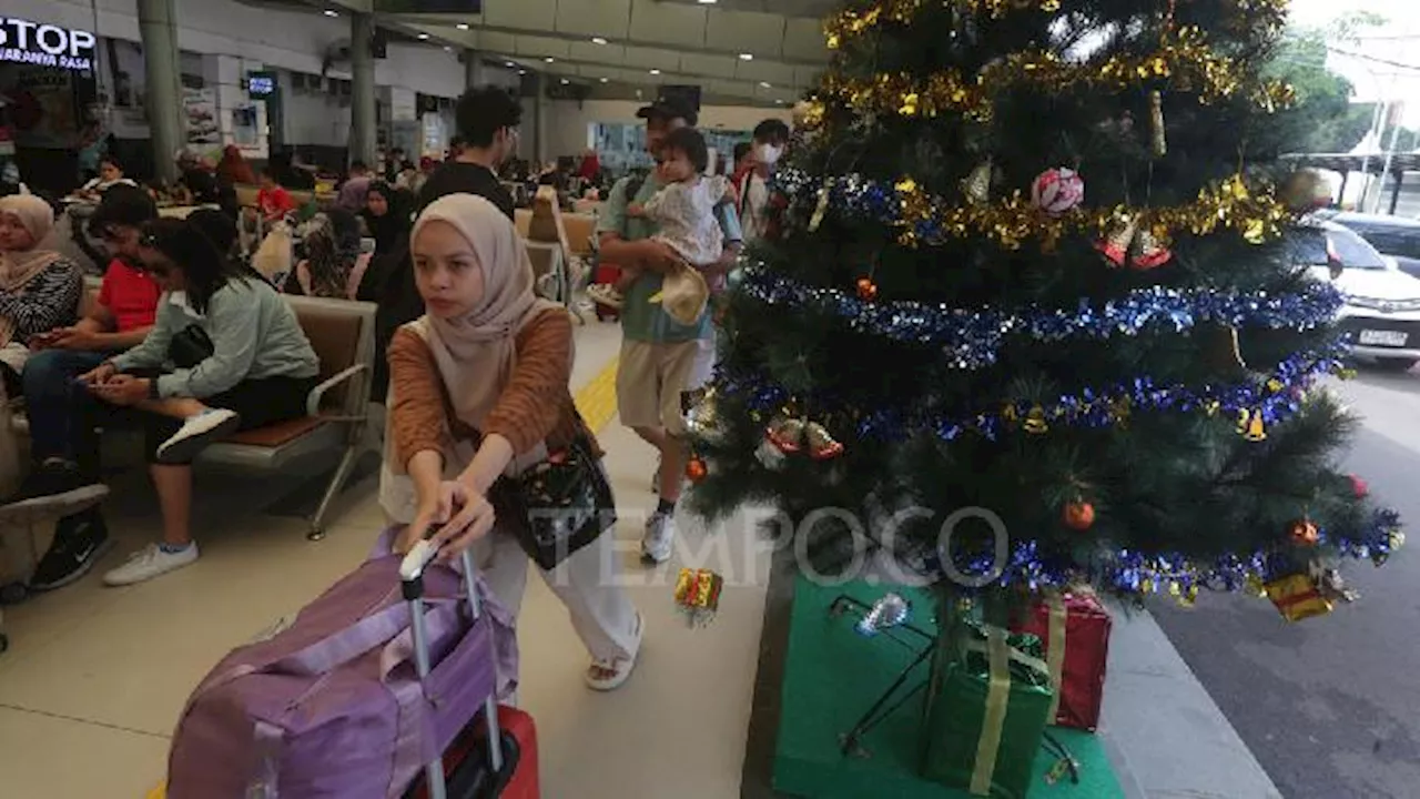 Stasiun Pasar Senen Dipenuhi Penumpang Menjelang Libur Nataru