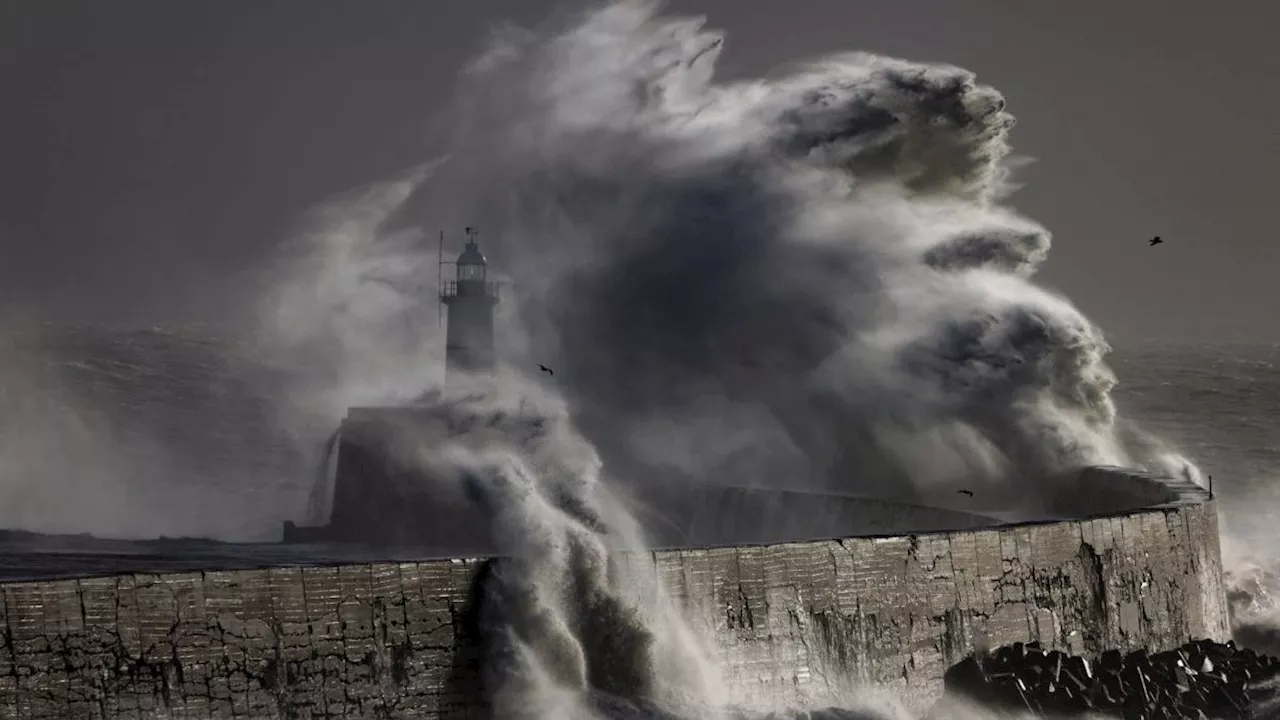 Britain to be battered by 85mph gales in wet and windy start to Christmas getaway