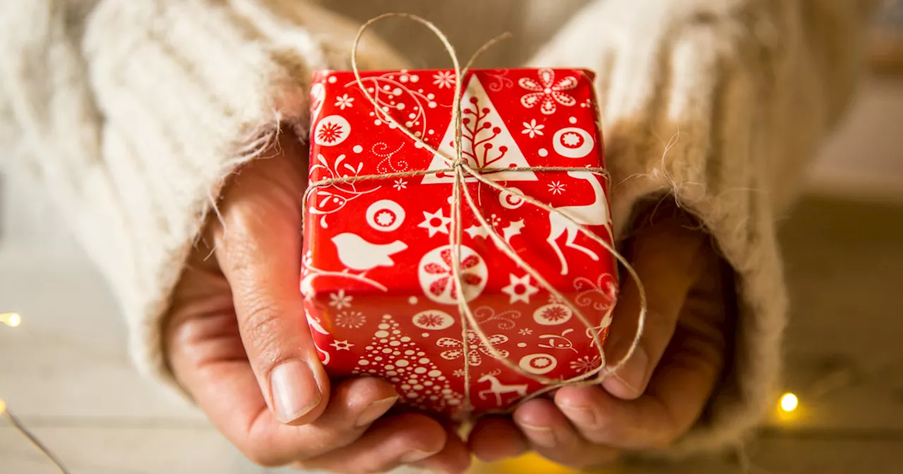 How to Wrap a Present: Step-by-Step Guide on How to Wrap a Gift