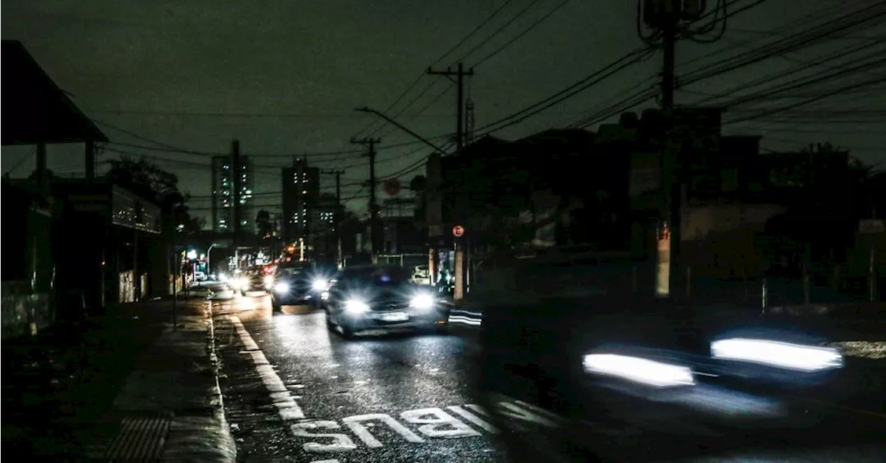 Chuva deixa quase meio milhão de endereços sem luz em São Paulo