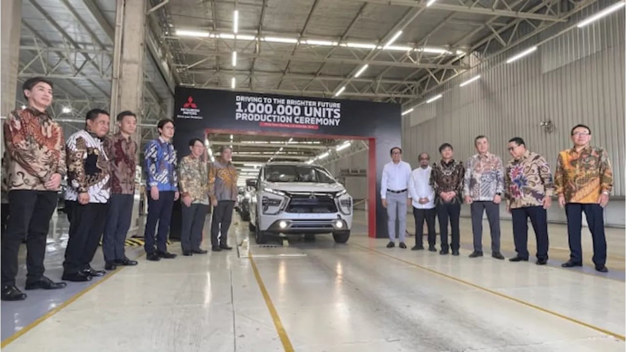 Mitsubishi XForce Ringsek Tertimpa Baja Konstruksi dari Muatan Truk