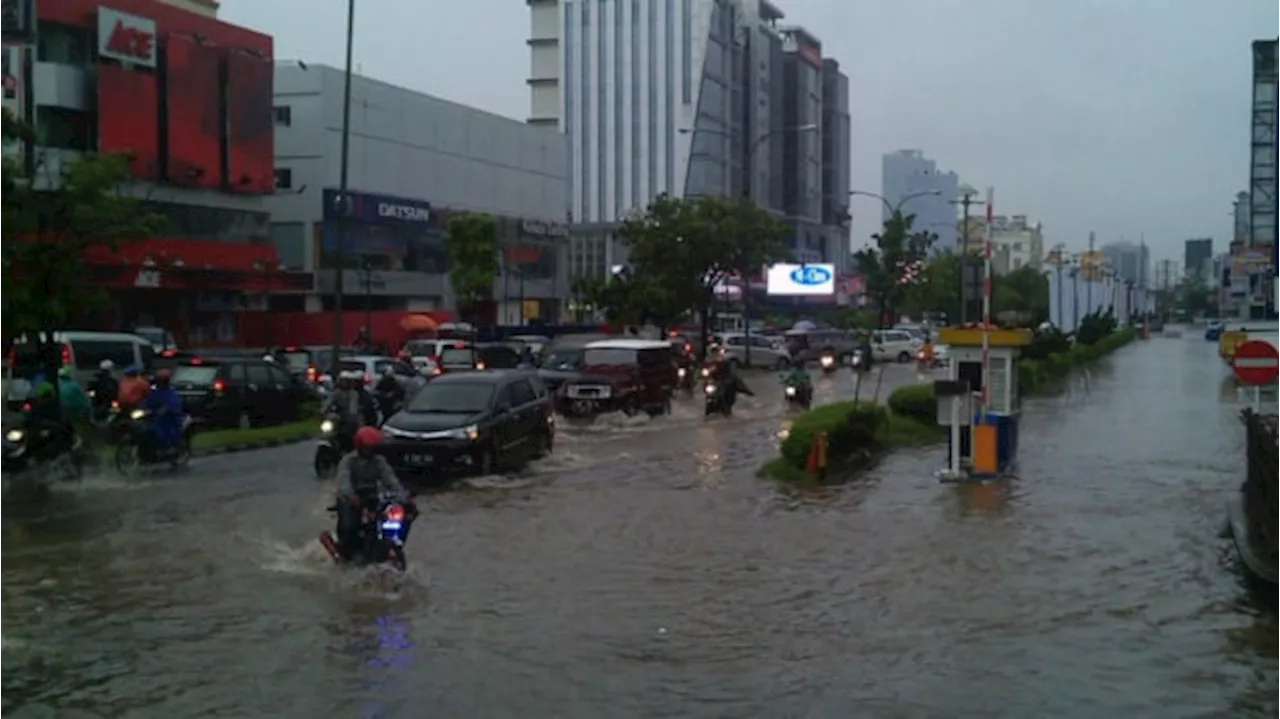 Nekat Terobos Banjir Berakhir Mogok, Mobil BMW M2 Ditinggal Pemilik