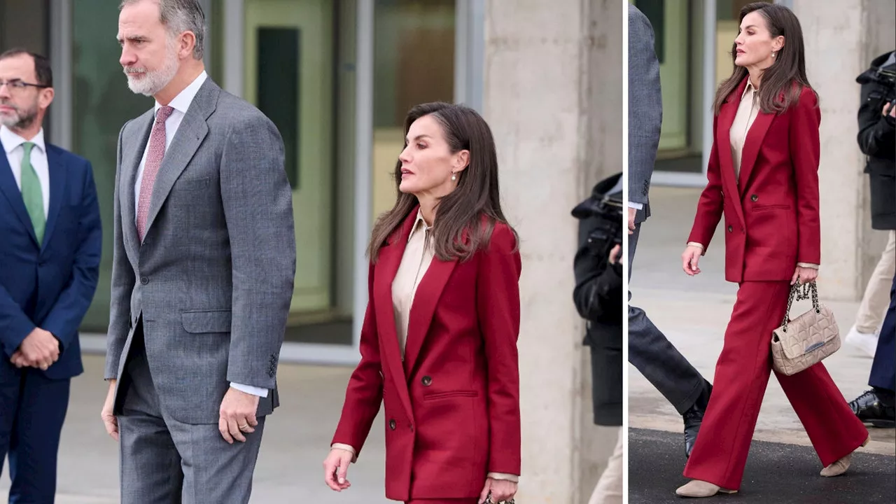 La reina Letizia luce botines de ante con pantalones rojos en diciembre 2024