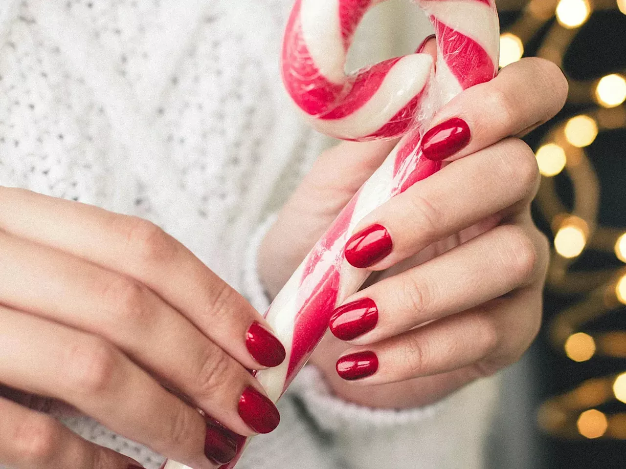 11 ideas de uñas cortas para una manicura navideña cómoda y con mucho estilo