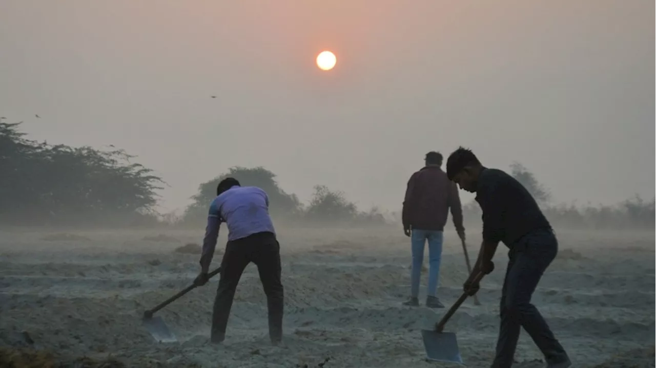 Weather Today: उत्तर भारत में शीतलहर से ठिठुरन वाली सर्दी, इन राज्यों में आज भारी बारिश का अलर्ट, जानें देशभर का मौसम