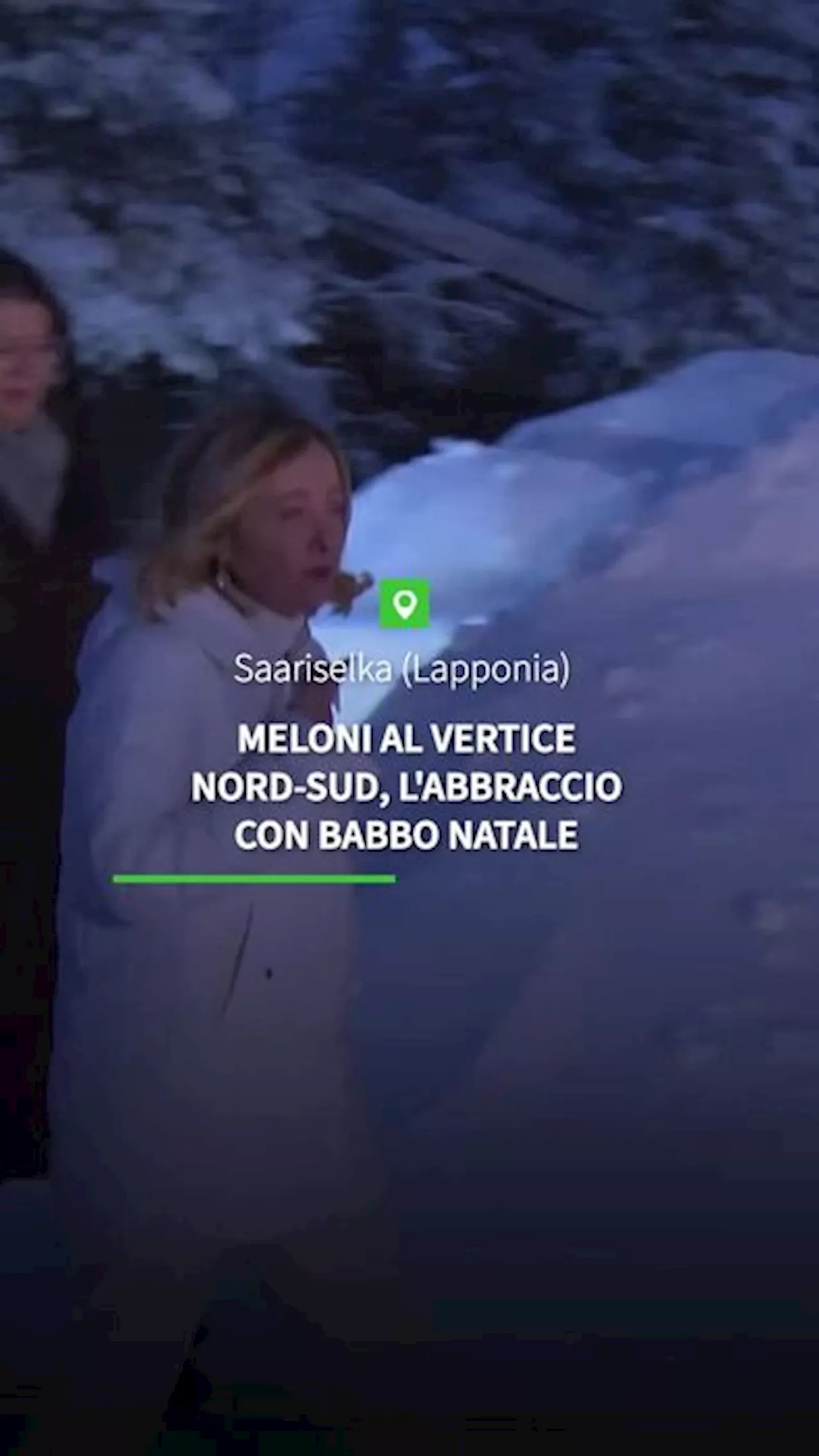 Meloni arriva al vertice Nord-Sud in Lapponia e abbraccia Babbo Natale