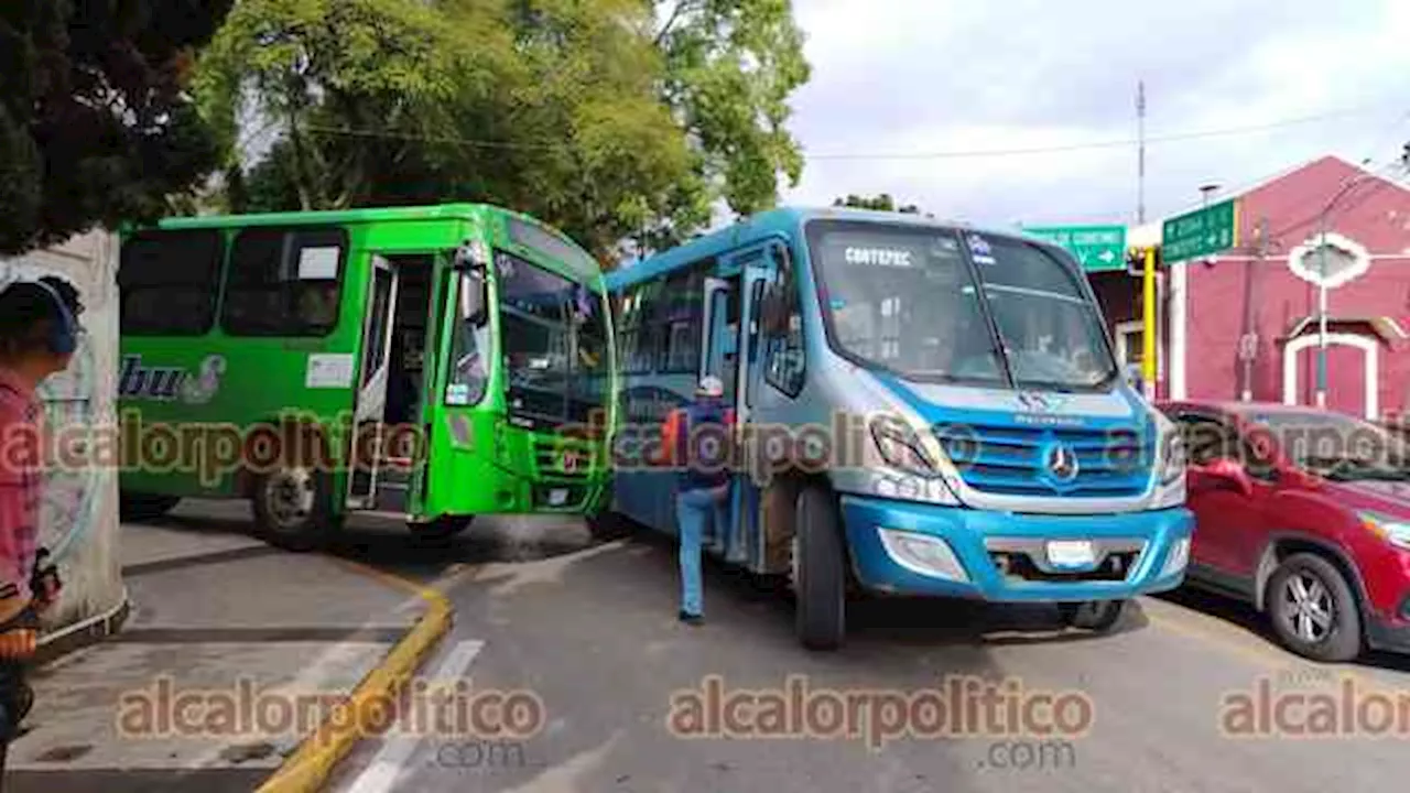 Chocan dos autobuses en la intersección de Bolivia y Mora Beristaín, en Xalapa