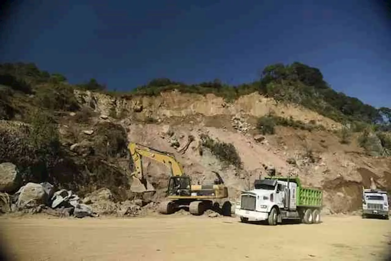 Va lenta la limpieza del derrumbe en Cumbres de Maltrata, señala CANACAR