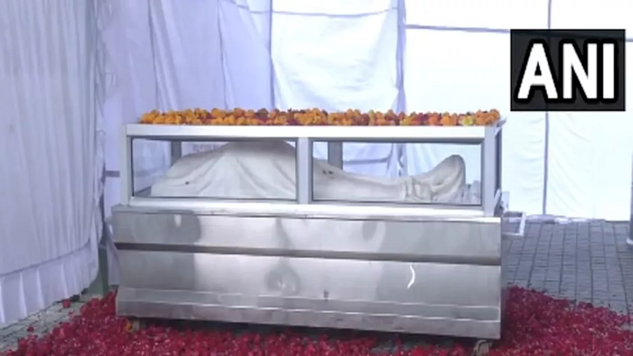 OP Chautala Funeral Live: ओपी चौटाला के अंतिम दर्शन के लिए लगी लोगों की भीड़, दोपहर को दी जाएगी मुखाग्नि