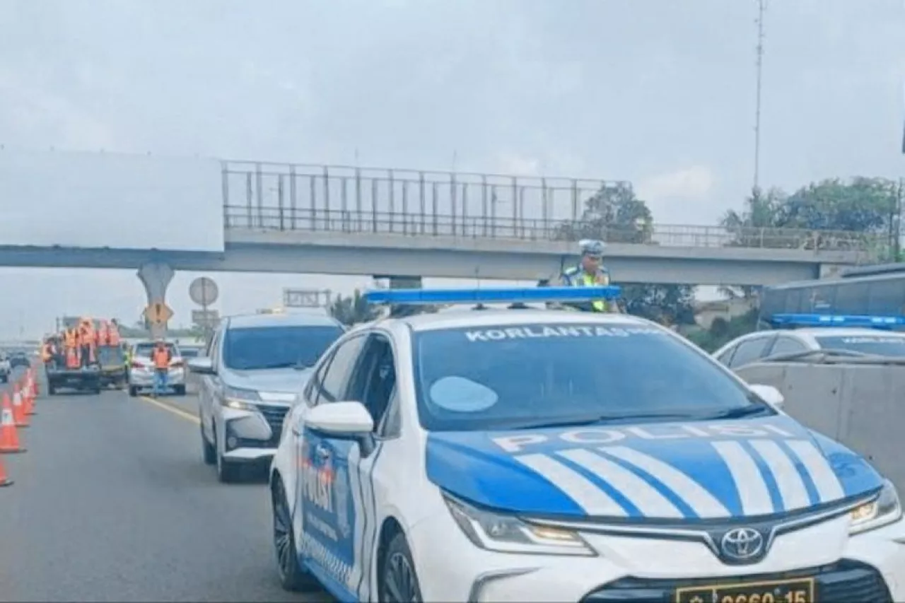 Petugas mulai terapkan 'contraflow' di Tol Jakarta-Cikampek