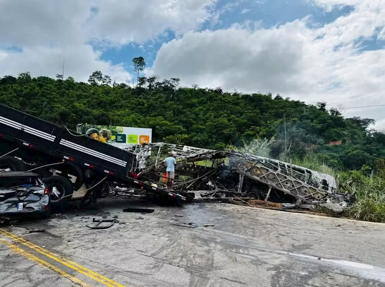 Acidente entre ônibus e carreta deixa mais de 20 mortos em Minas Gerais