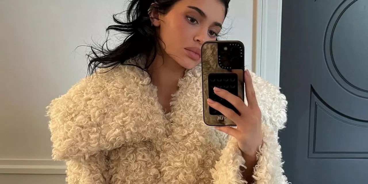 Candido, morbido e avvolgente: il cappotto teddy di Kylie Jenner è una coccola invernale