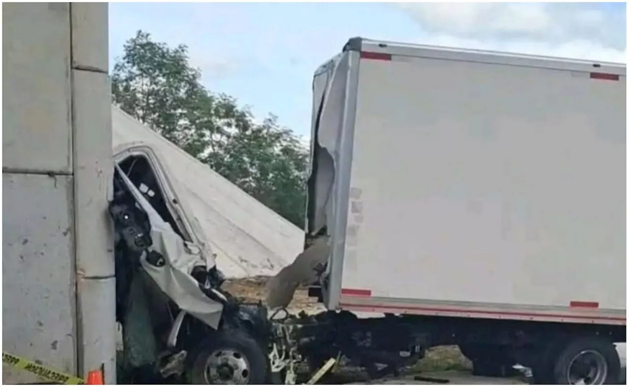 Camión de carga se impacta contra muro de puente en autopista Mérida-Valladolid; dos personas fallecieron