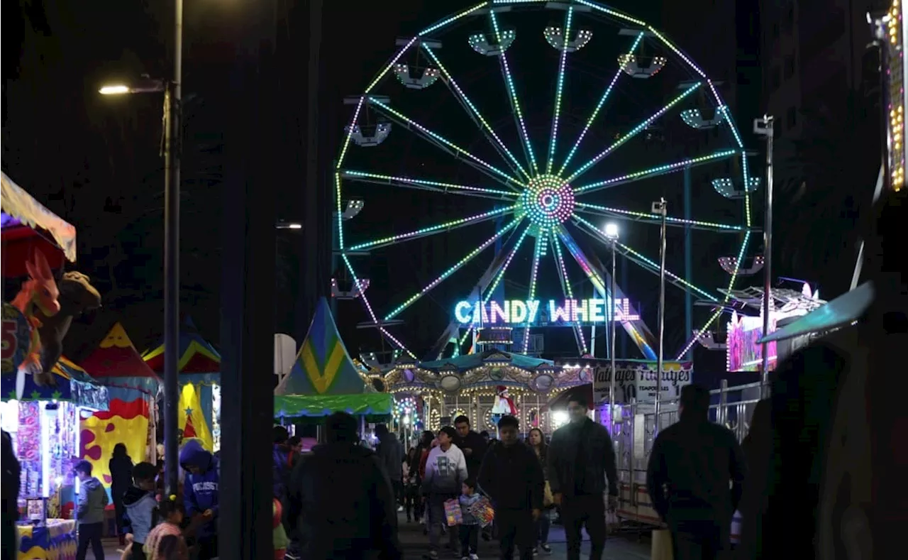 Llega la Navidad al Monumento a la Revolución; instalan feria decembrina