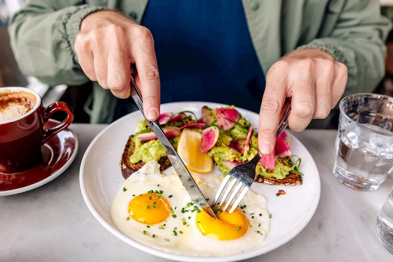 There Are Some Surprising Benefits to Eating Alone at a Restaurant