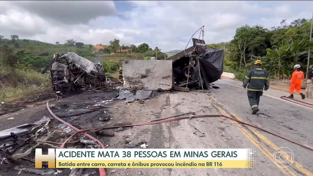 Acidente entre três veículos deixa 38 mortos na BR-116 em MG