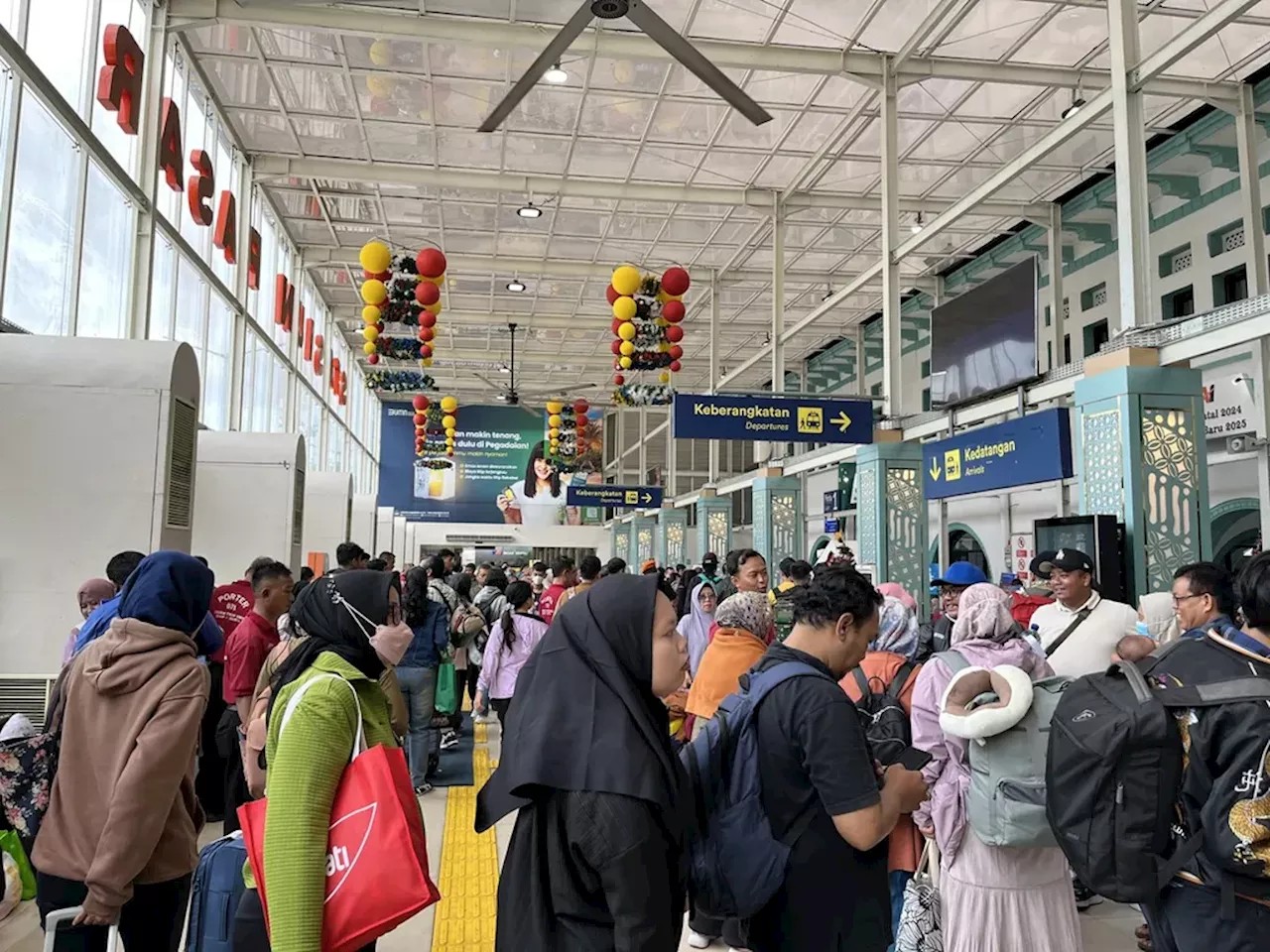 Empat Hari Jelang Natal, Penumpang Kereta Api di Stasiun Gambir dan Pasar Senen Melonjak