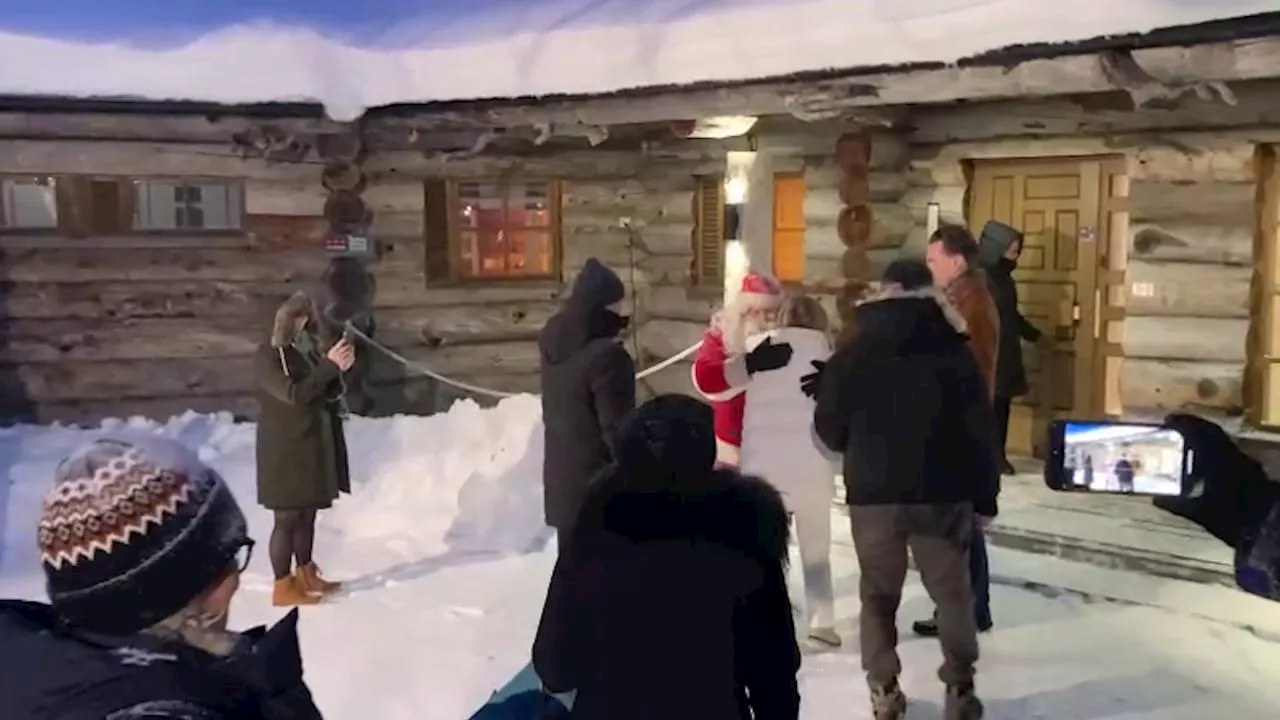 L'abbraccio tra Babbo Natale e Giorgia Meloni durante il summit in Lapponia