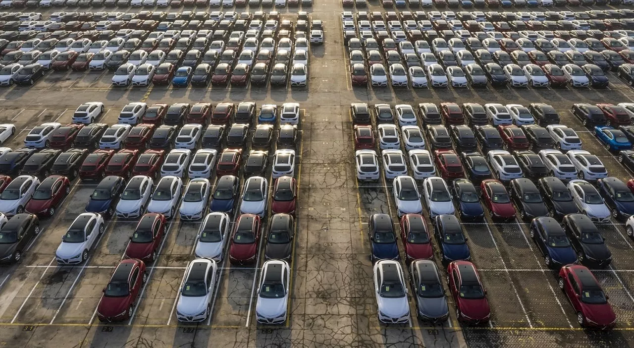 Auto aziendali, tasse più alte per quelle a benzina e diesel: cosa cambia (e quanto aumentano i costi) con le