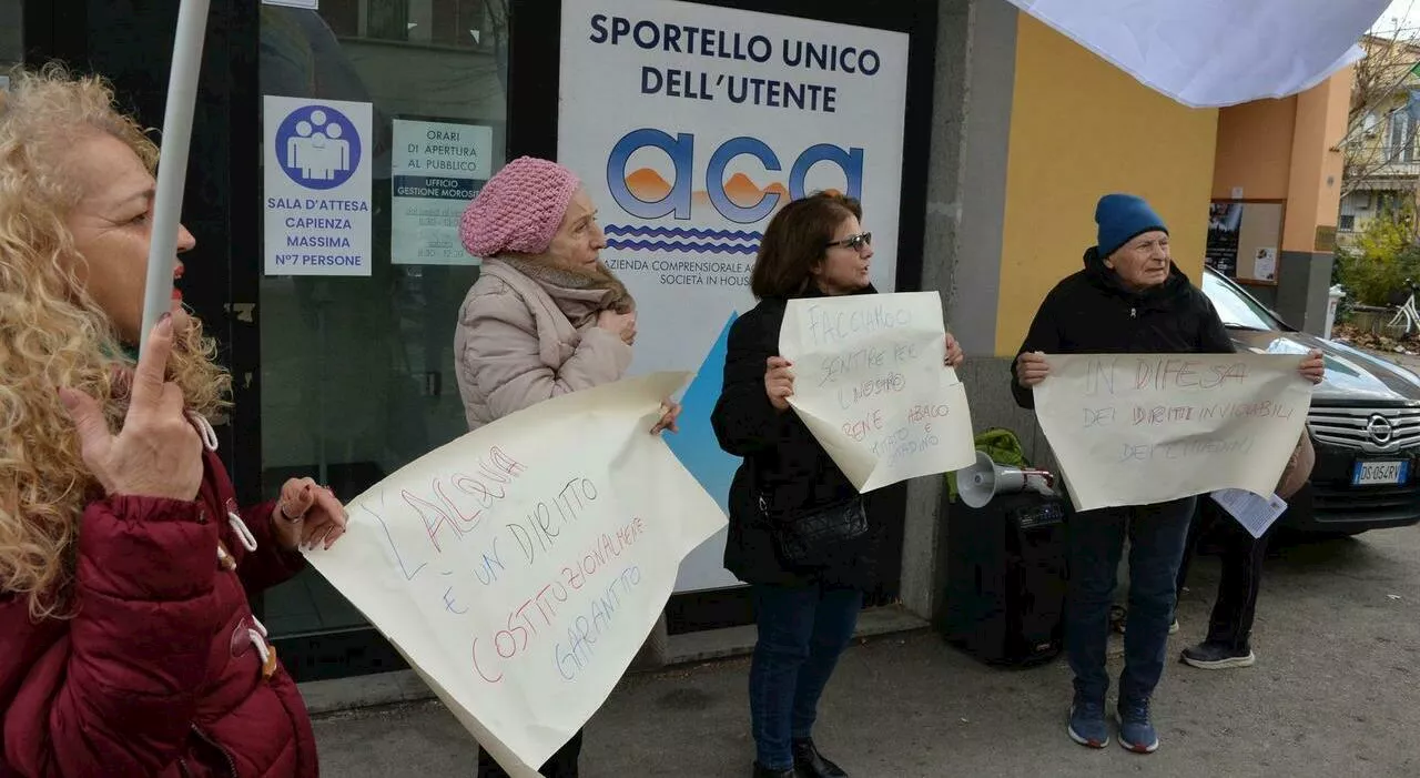 Feste con i rubinetti a secco: proteste e striscioni contro Aca