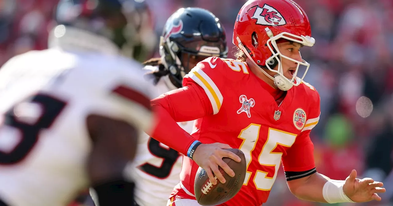 Patrick Mahomes shrugs off ankle problem as Chiefs beat Texans to close on top seed