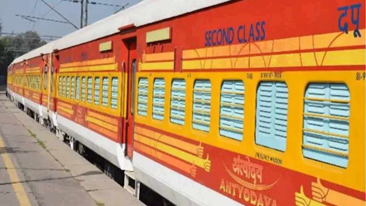 चिल्लाते रहे यात्री और चली गई ट्रेन...Antyodaya Express का दरवाजा नहीं खुलने से गाड़ी छूटी, यात्रियों ने काटा बवाल