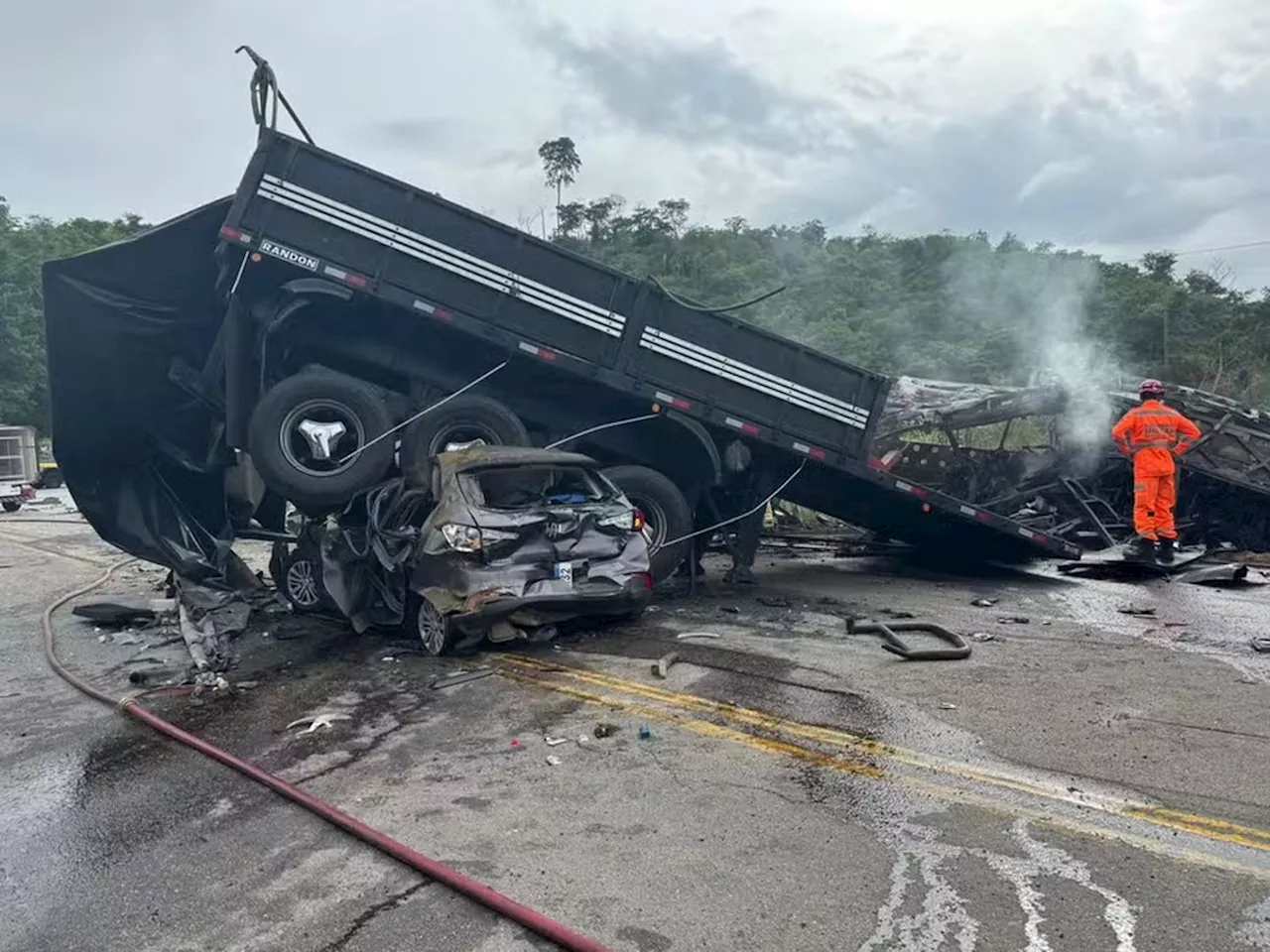 Acidente com ônibus, carreta e carro deixa ao menos 37 mortos em Minas Gerais; veja vídeo