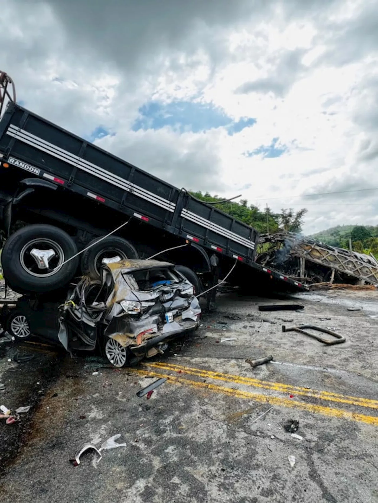 Colisão entre carreta e ônibus deixa mais de 30 mortos na BR-116, em Minas Gerais