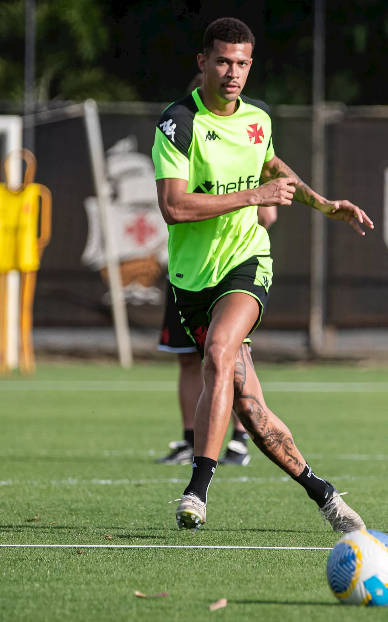 João Victor comenta chegada de Carille no Vasco: 'Vai encontrar ótimos jogadores'