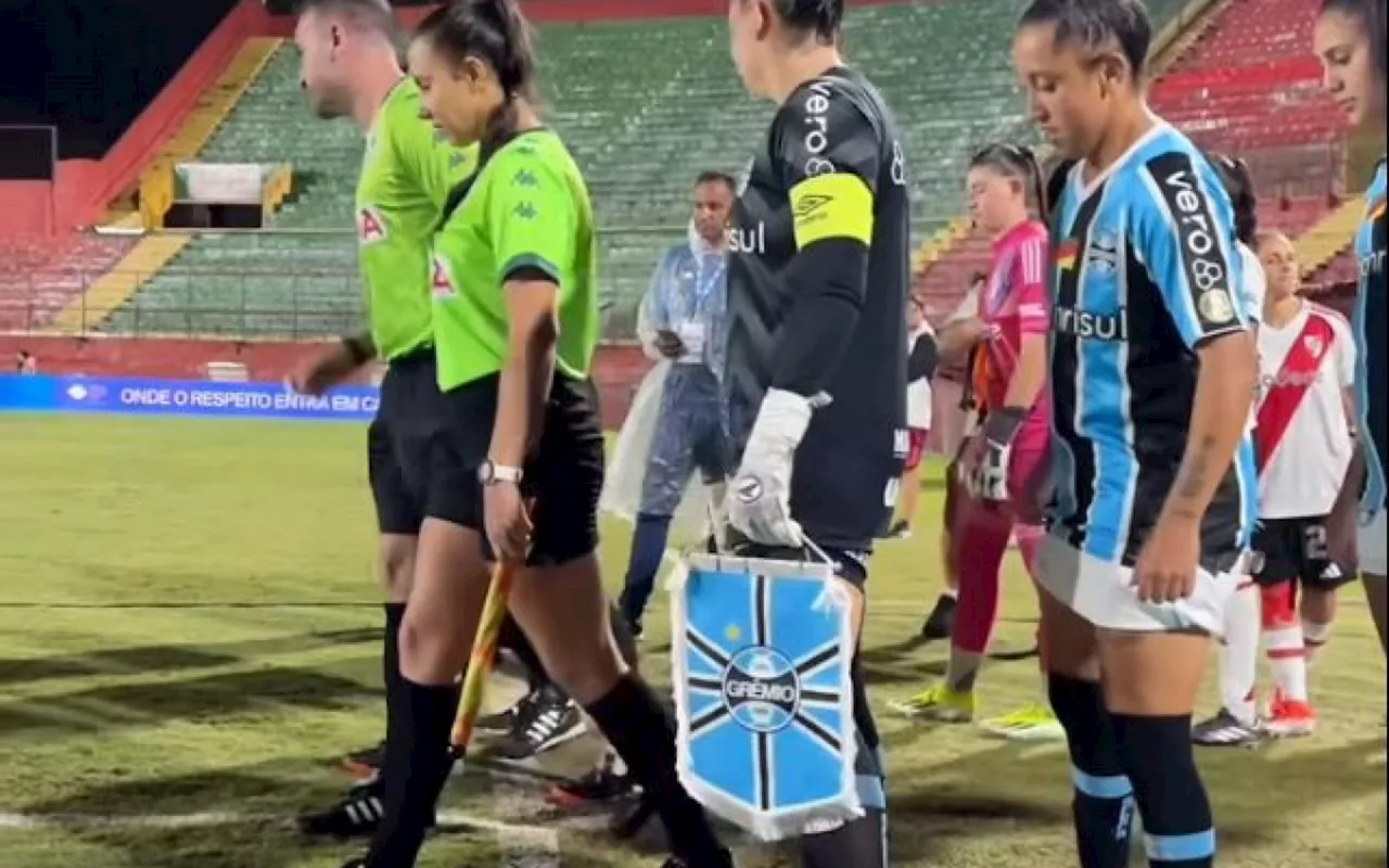 Time feminino do Grêmio sai de campo após racismo de jogadora do River Plate