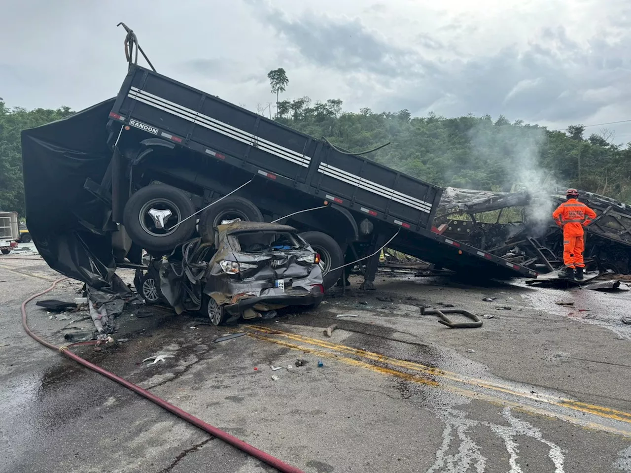 Acidente com ônibus, carreta e carro deixa ao menos 21 mortos em Minas Gerais; vídeo