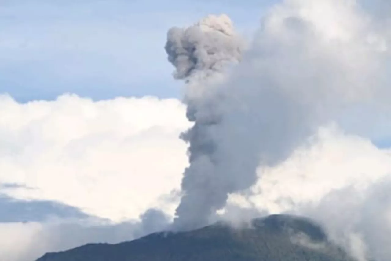 Gunung Ibu Erupsi 2 Kali, Lontarkan Abu Setinggi 500 Meter