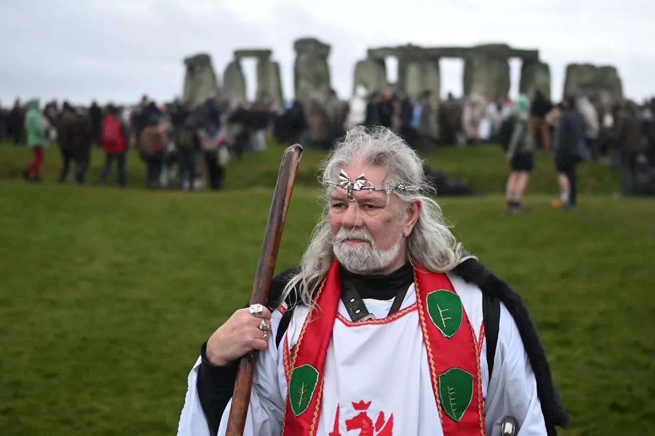 Des milliers de personnes célèbrent le solstice d'hiver à Stonehenge