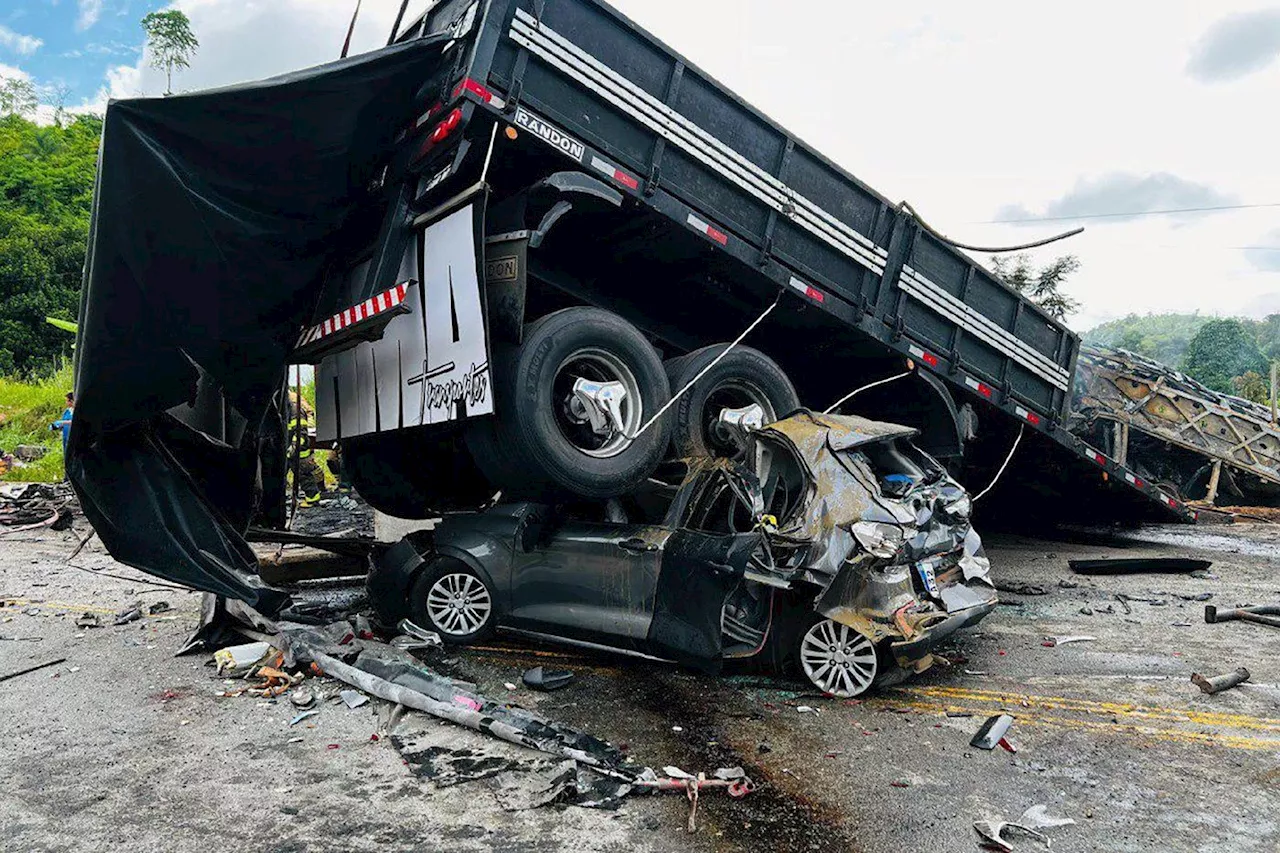 «Terrible» accident de car au Brésil : au moins 38 morts