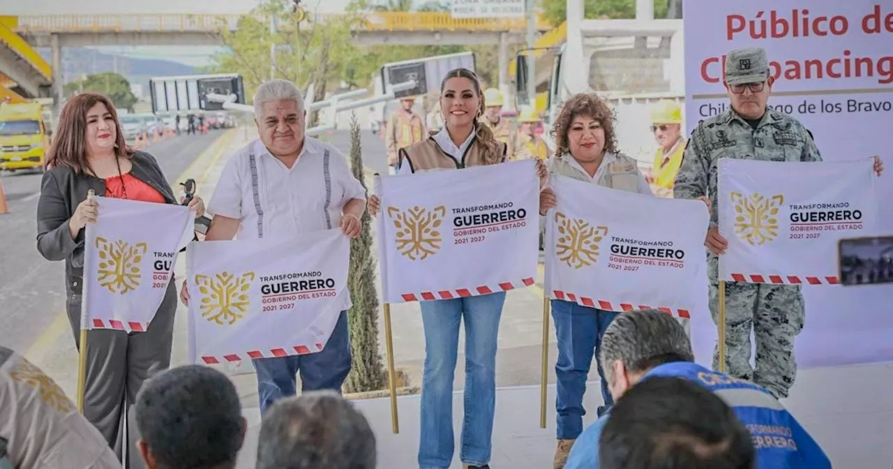 Evelyn Salgado pone en marcha la iluminación en Boulevard Chilpancingo-Petaquillas