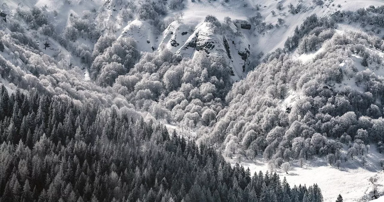 Le Cantal, un pays austère, mystérieux et doux dans l’immensité de l’hiver