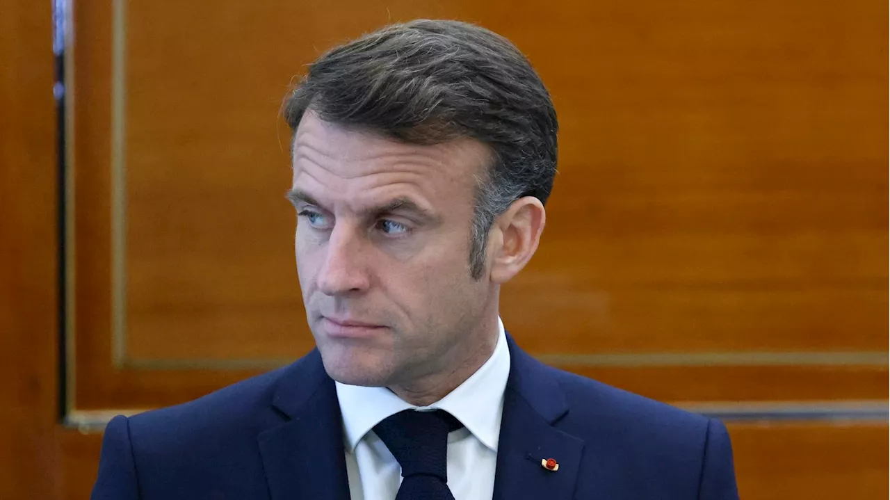 Après le cyclone à Mayotte, Macron propose de scolariser les élèves hors de l’archipel, les syndicats perplexes