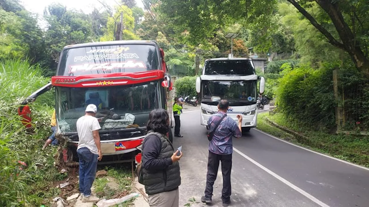 Hindari Tabrakan, Bus Wisata Terperosok di Lembang