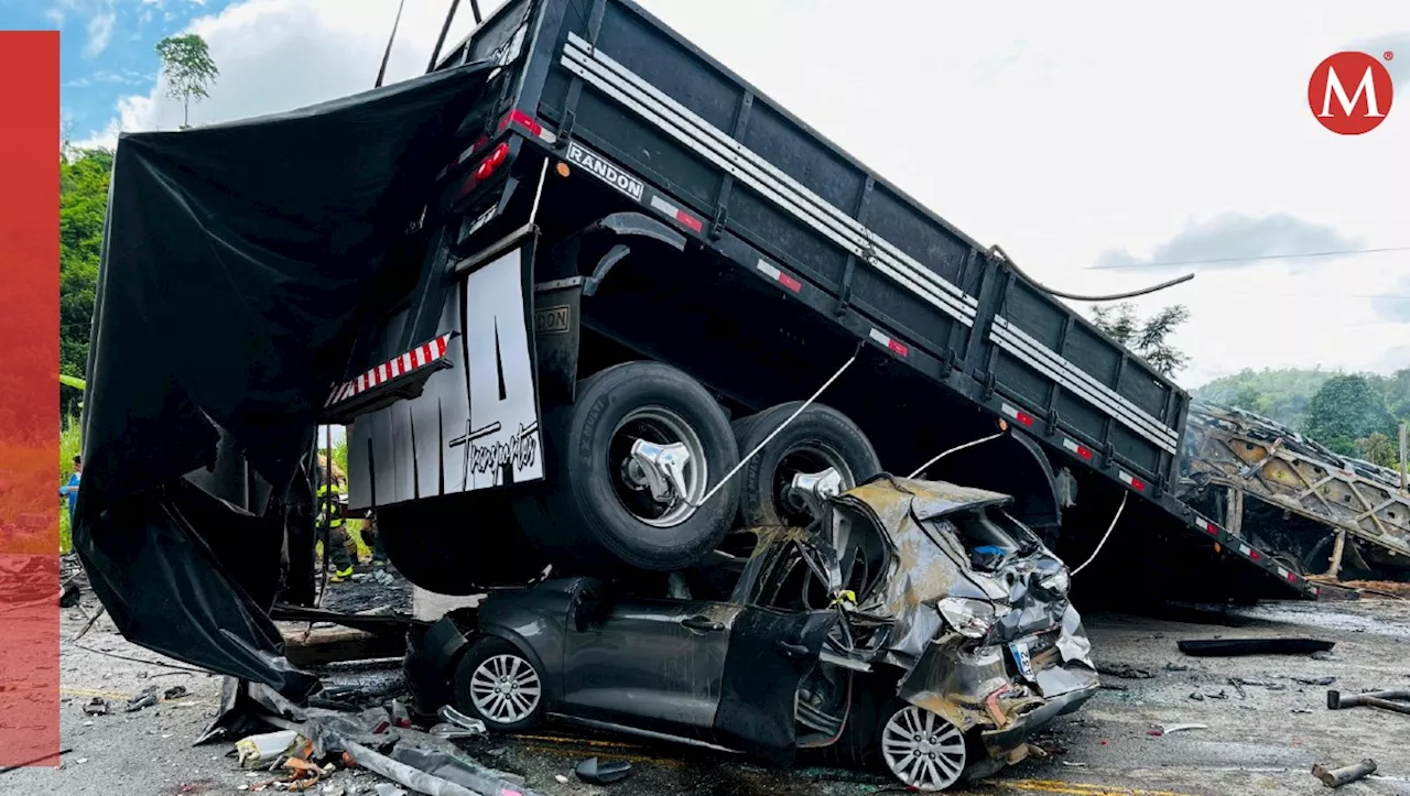 Mueren 38 pasajeros de autobús que chocó y se incendió en Brasil