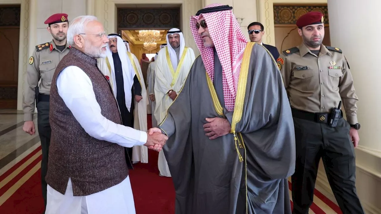 PM Modi in Kuwait: PM मोदी का कुवैत में गर्मजोशी के साथ स्वागत, 43 साल बाद किसी भारतीय प्रधानमंत्री की यात्रा