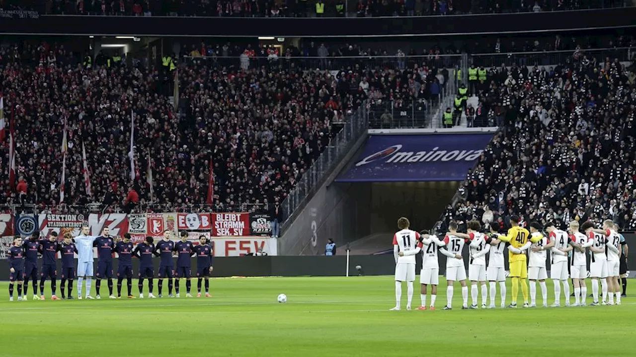 Duitse voetbalclubs herdenken slachtoffers kerstmarkt, Leverkusen steviger op plek twee